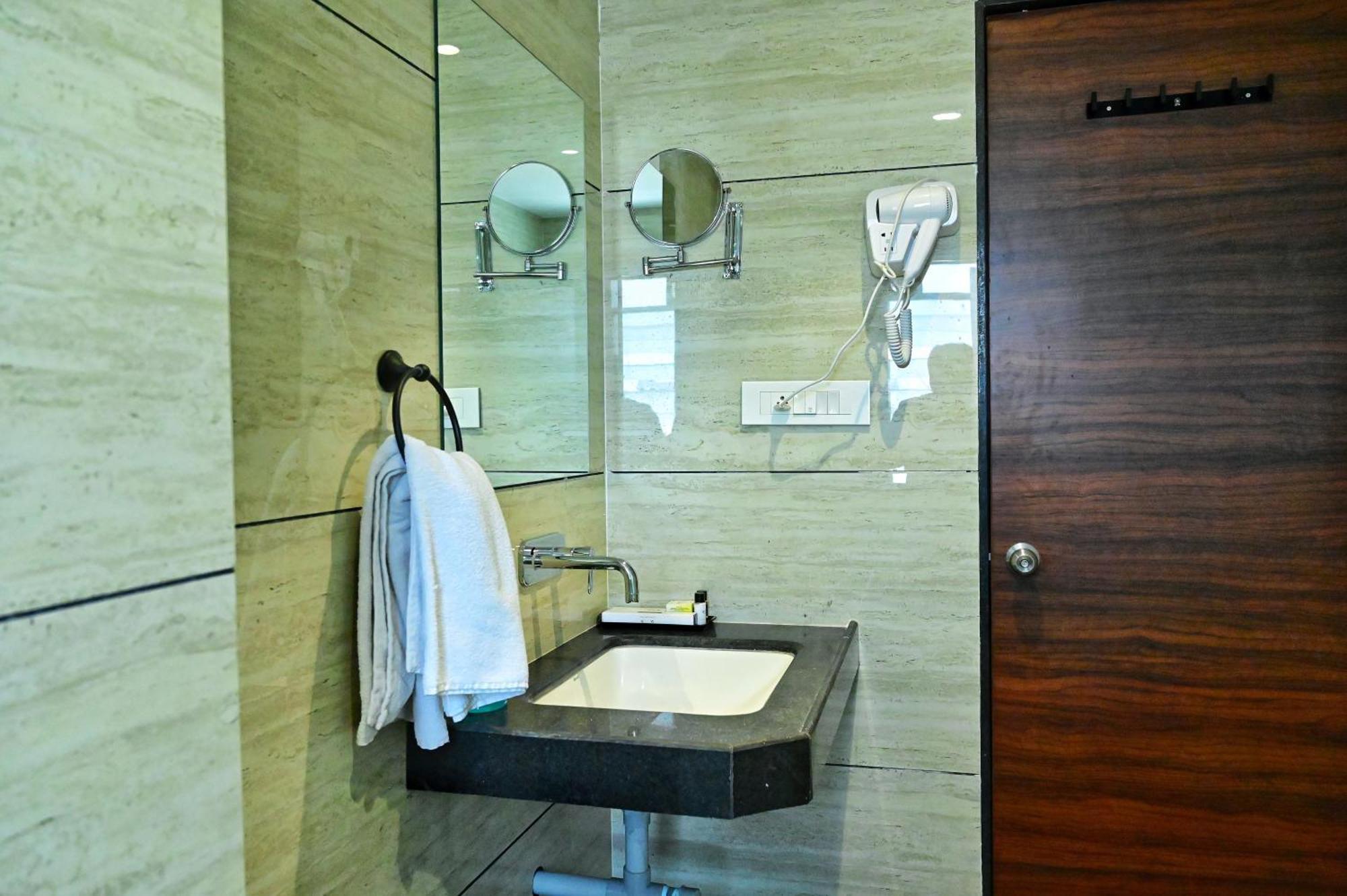 The One Hotel Nashik Extérieur photo